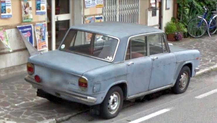 La Lancia Fulvia parcheggiata li da 47 anni