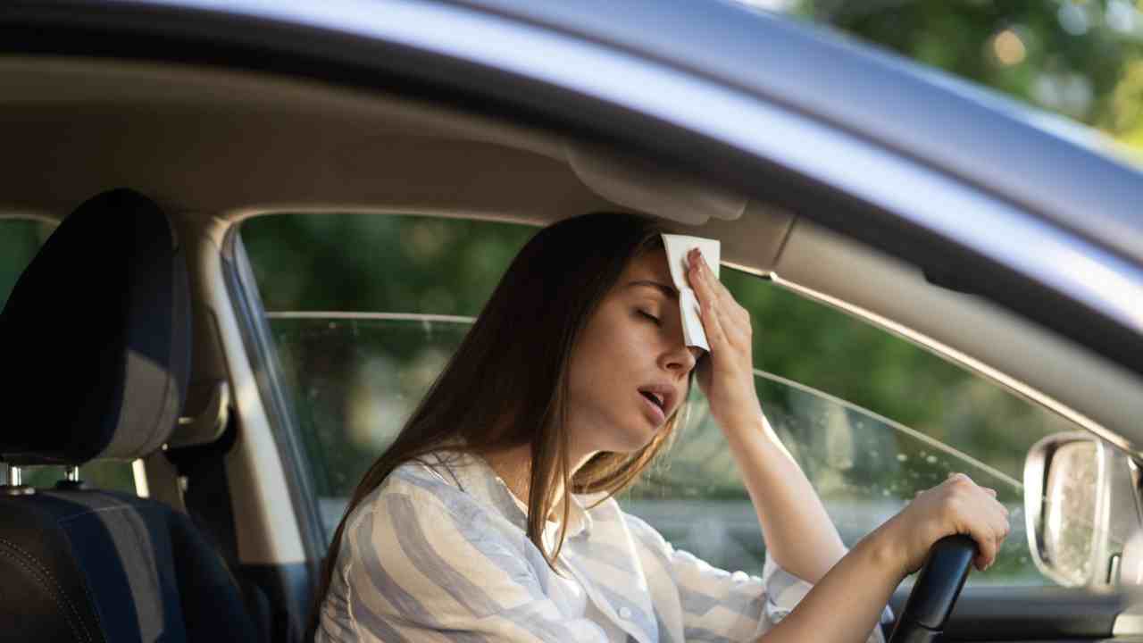 Ragazza accaldata in auto