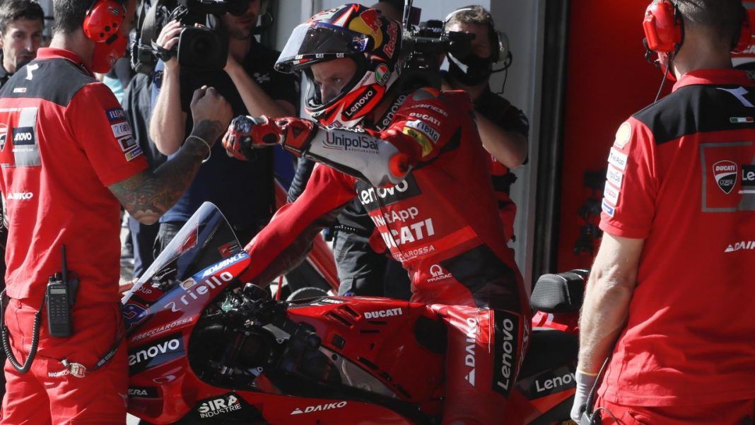 MotoGP: Ducati, frecciatina al suo pilota. “Forse per lui non è