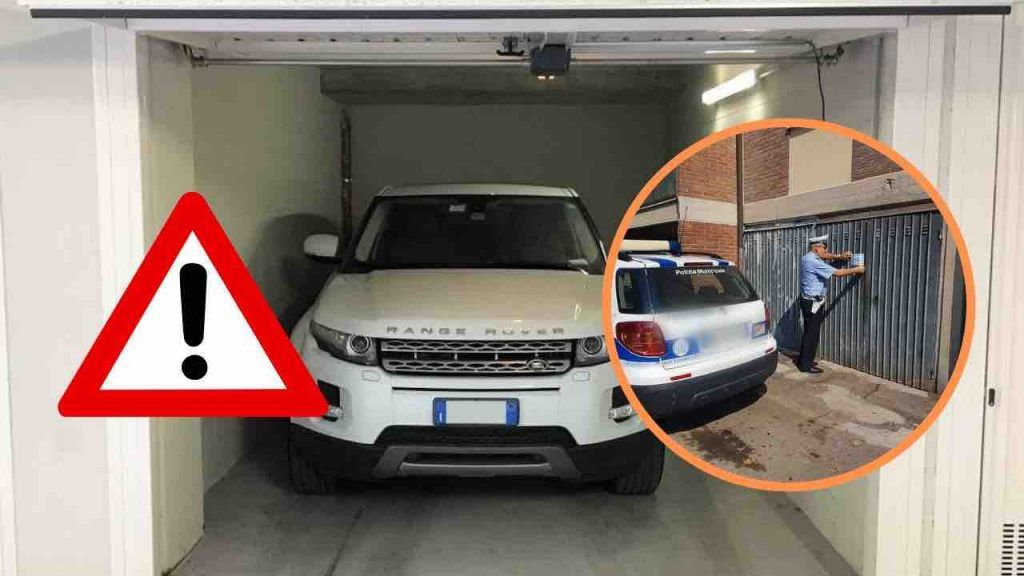 Auto e moto parcheggiate in garage