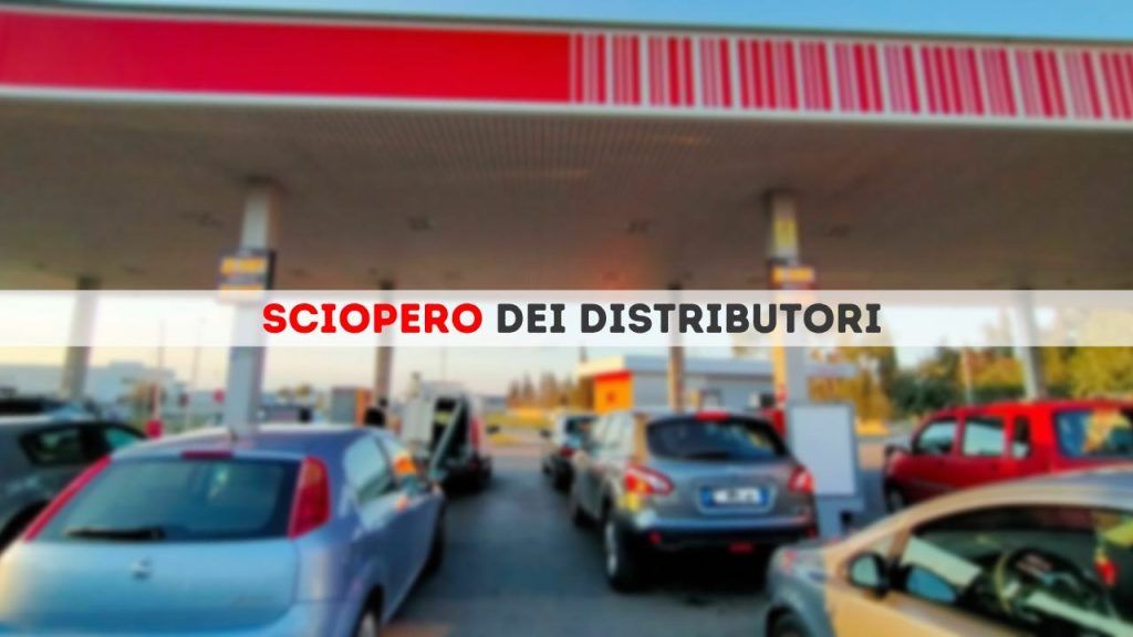 Automobilisti in fila a fare il pieno