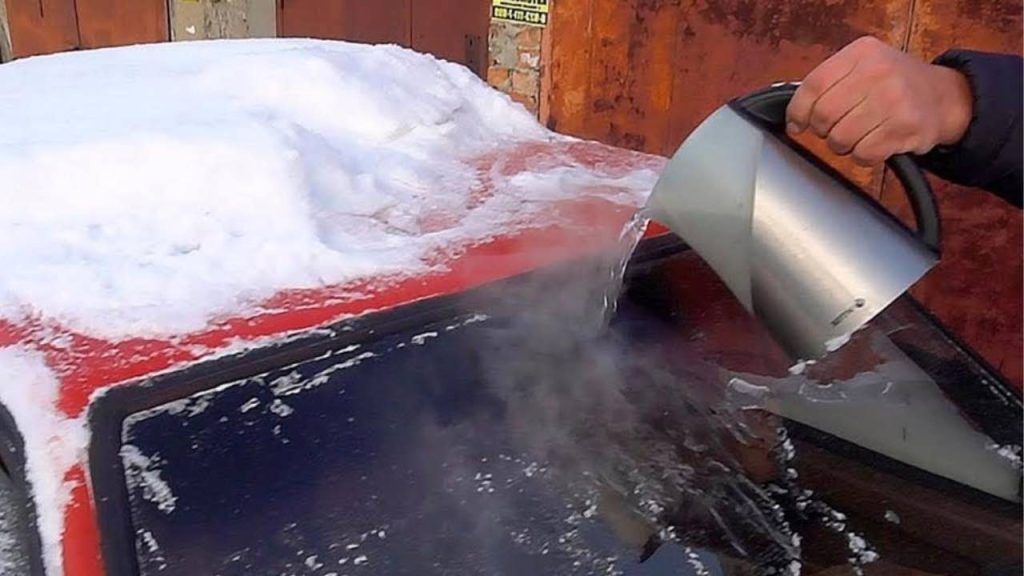 acqua sul parabrezza