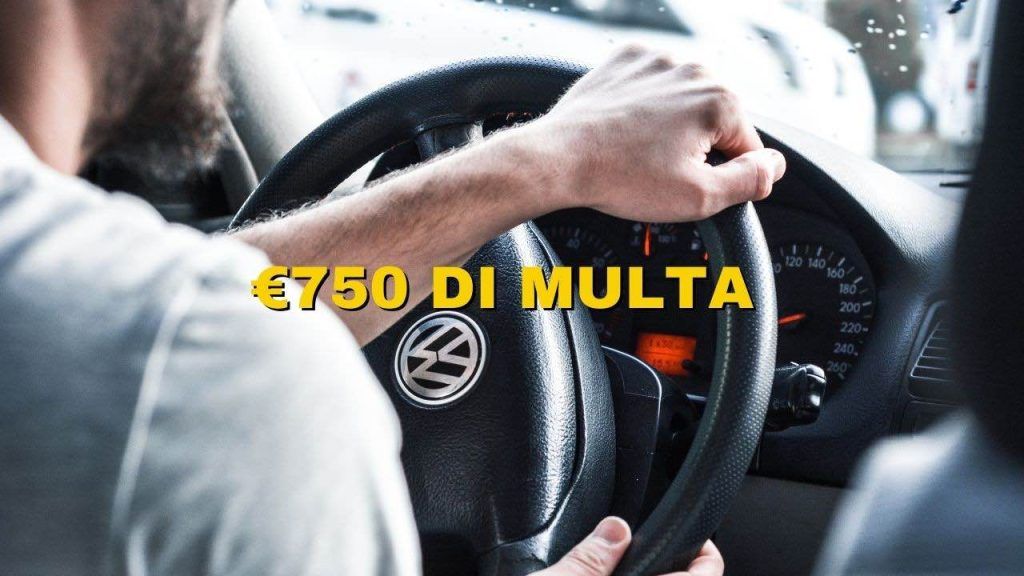 mani sul volante rischio multa