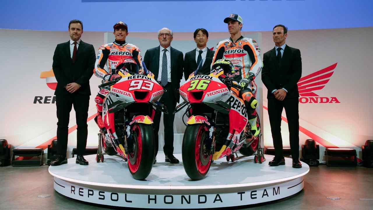 Alberto Puig e il team Repsol Honda 2023 (Ansa)
