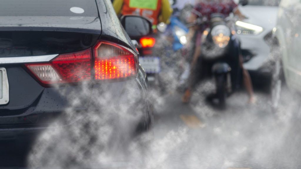 Auto che inquinano per strada