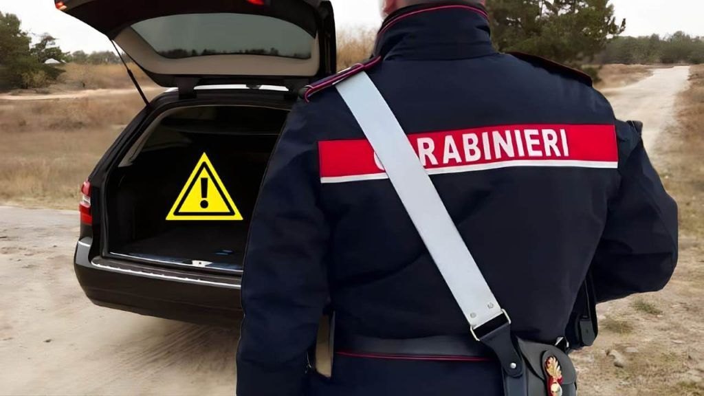 Carabiniere controlla auto