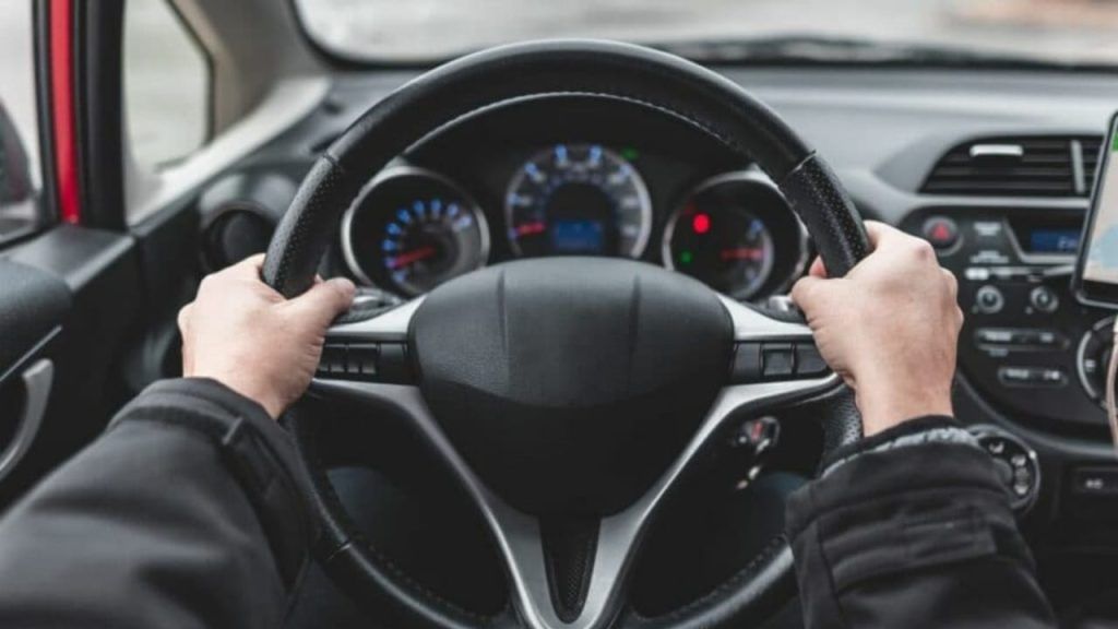 Come tenere le mani sul volante