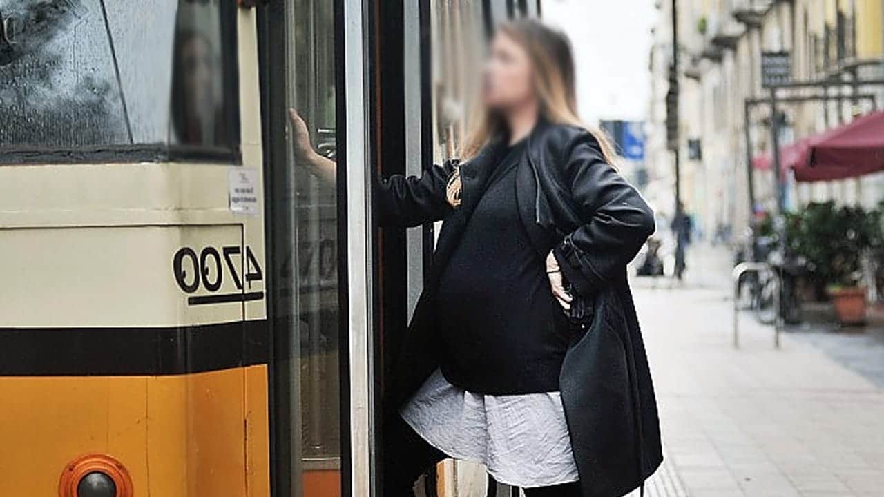 Donna incinta in autobus