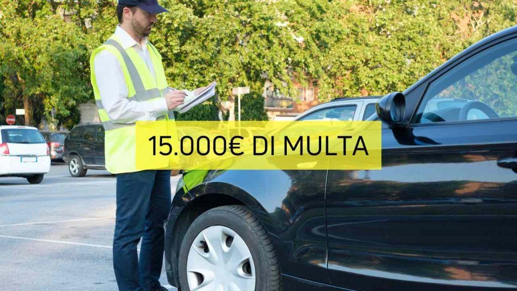 Polizia stradale che multa un auto