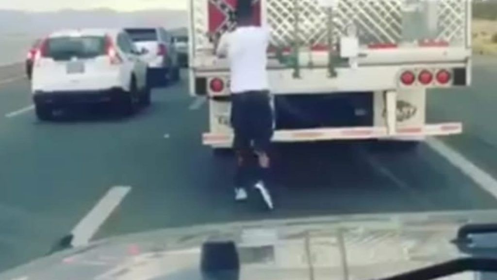 Ragazzo corre in autostrada