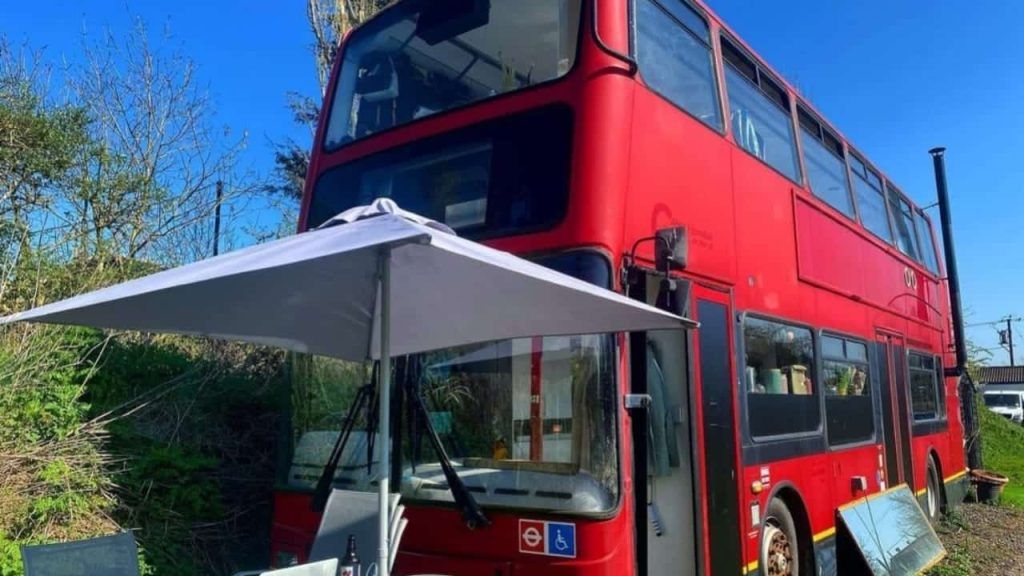 Trasformano un autobus