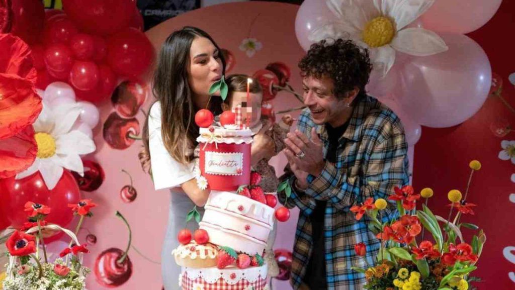 Valentino Rossi con Francesca Sofia Novello e la piccola Giulietta