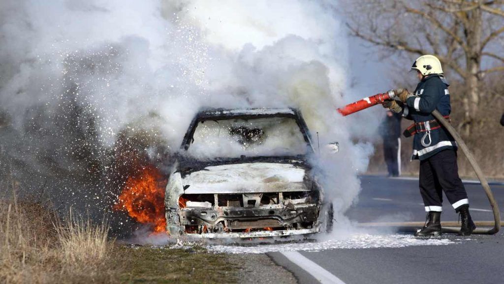 auto in fiamme