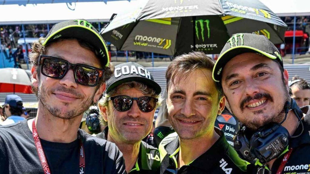 Valentino Rossi e il team Mooney VR46 (Instagram)